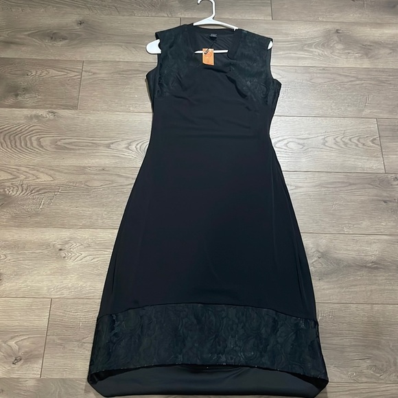 Ithica Dresses & Skirts - Ithica Dress with turquoise coloring at bottom hem and shoulder area, Size 8